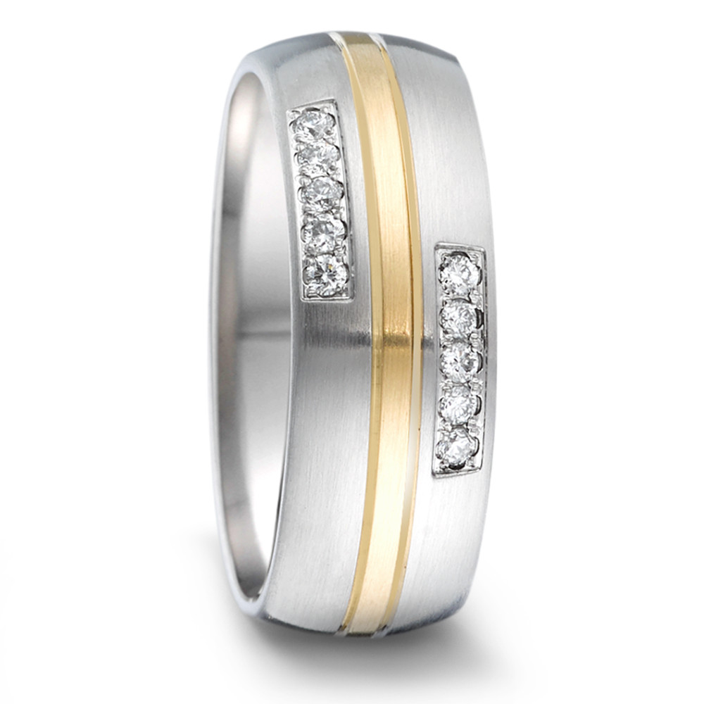 Partnerring Dieser Ring aus Edelstahl und Gelbgold ist ein elegantes und vielseitiges Schmuckstück, das mit seinem halbrunden Ringprofil und markanten Breite von 8 mm einen hohen Tragekomfort bietet. Der Tamor Ring von TeNo ist fein mattiert und wird von einem schmalen Streifen aus edlem Gelbgold unterbrochen. Ein besonderes Highlight sind die 10 Diamanten, die in einer hochwertigen Pavé-Fassung einen funkelnden und glamourösen Effekt erzeugen. 068.26P01.D50.XX