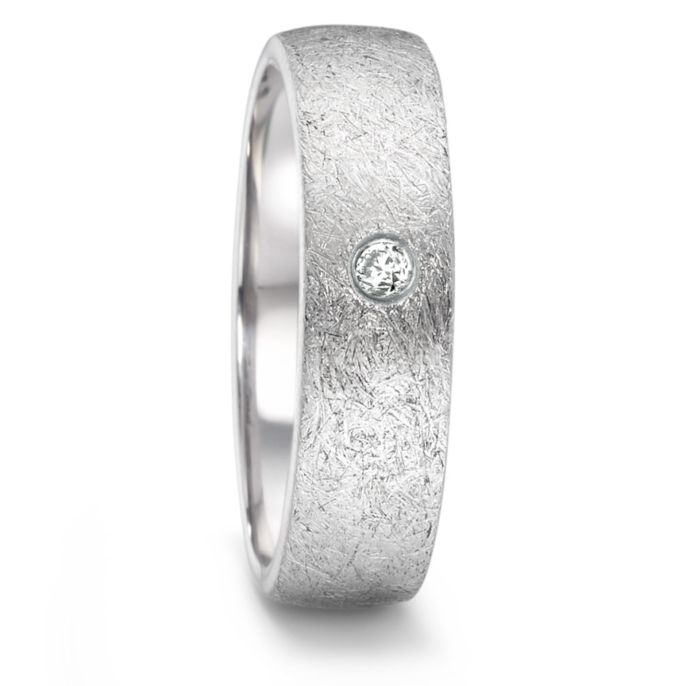Partnerring Der TeNo Ring mit eismattem Finish und einem funkelnden Diamanten von 0,04 Carat beeindruckt durch seine Klarheit und Coolness und ist somit ein elegantes Schmuckstück für Puristen. Die Ringschiene ist außen und innen leicht bombiert und bietet einen angenehmen Tragekomfort. Durch das eismatte Finish, das jedem Ring eine unverwechselbare und robuste Optik verleiht, wird jeder Ring zu einem individuellen Einzelstück. 069.2514.D52.XX