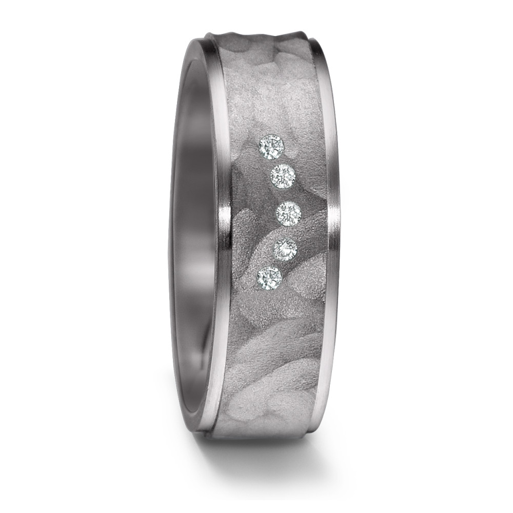 Partnerring Dieser Tantal Ring aus der TeNo Avantgarde Kollektion ist ein Meisterwerk der Eleganz. Hergestellt aus reinem Tantal 999, verkörpert er Einzigartigkeit und Stärke. Mit seinem faszinierenden Design und den funkelnden Diamanten setzt er gekonnt Akzente. Das robuste Metall Tantal verleiht dem Ring eine unverwechselbare Note und ist perfekt für Individualisten und Paare, die nach aussergewöhnlichen Ringen suchen.  52564/001/005/X000