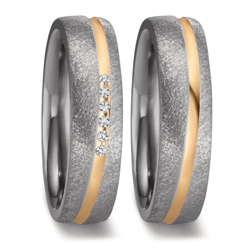 Partnerring Dieser TeNo-Manufaktur-Ring aus Tantal und 18 Karat Gold mit funkelnden Diamanten setzt mit seinem zeitlosen Design neue Maßstäbe. Tantal ist das seltenste Metall im Sonnensystem und sehr robust, was den Ring besonders langlebig macht. Die Kombination aus Material und Farbkontrast schafft eine einzigartige Ausstrahlung, die perfekt für Paare ist, die sich von traditionellen Goldringen abheben möchten. 52702/009/007/X701
