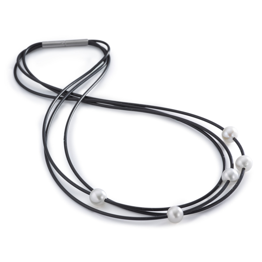 Collier TeNo verwendet eine besonders hautverträgliche und antiallergene Kautschukmischung. Diese ist resistent gegen Parfum, Meerwasser, Schweiss, Kosmetik und Öle. Darüber hinaus ist das Material sehr flexibel und äusserst beständig gegen Hitze und Kälte. TeNo Kautschuk wird somit nicht hart oder porös und kann beliebig oft gereinigt werden.  015.08PW01.45