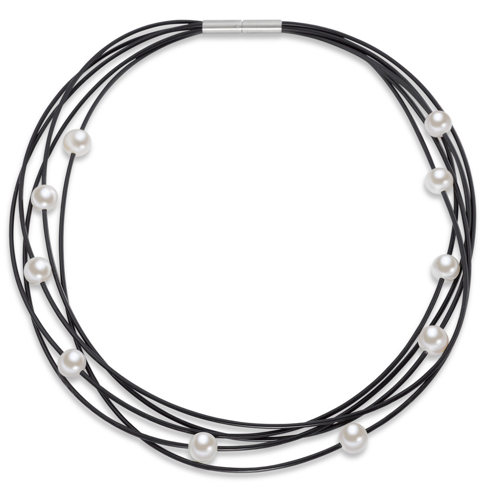 Collier Elegantes Damen-Collier aus Edelstahl und schwarzem Kautschuk, verziert mit hochwertigen Süsswasserzuchtperlen. Das mehrreihige Design verbindet modernen Stil mit zeitloser Eleganz – ideal für besondere Anlässe oder den Alltag. Ein edler Blickfang für jede Frau. T-015.09PW01.42