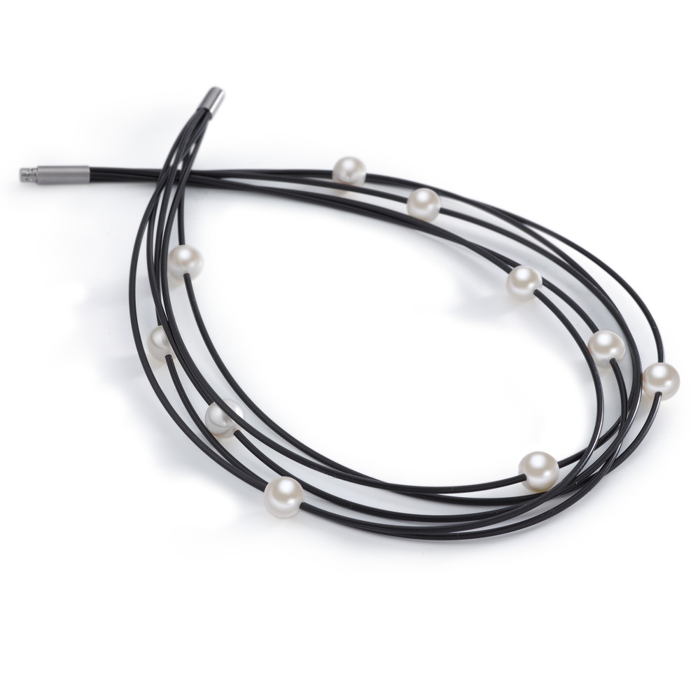Collier TeNo verwendet eine besonders hautverträgliche und antiallergene Kautschukmischung. Diese ist resistent gegen Parfum, Meerwasser, Schweiss, Kosmetik und Öle. Darüber hinaus ist das Material sehr flexibel und äusserst beständig gegen Hitze und Kälte. TeNo Kautschuk wird somit nicht hart oder porös und kann beliebig oft gereinigt werden.  015.09PW01.42