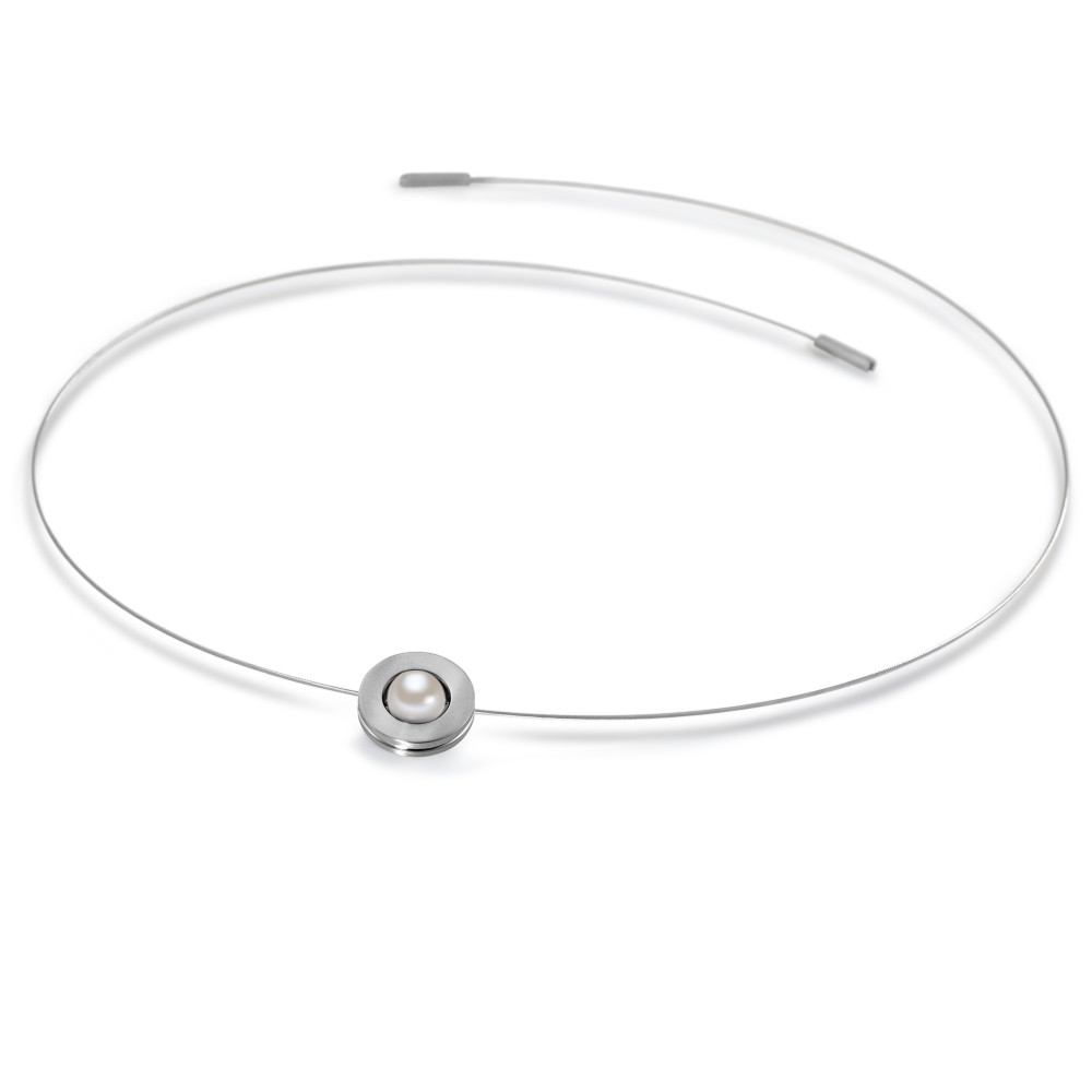Collier Klare Linien und harmonische Formen - dieses Collier vereint modernen Minimalismus mit zeitloser Eleganz. Das feine Edelstahlseil-Collier trägt eine schimmernde Süsswasserzuchtperle, eingefasst in gebürsteten Edelstahl. Ein innovativer Bajonetteverschluss sorgt für sicheren Halt. Ein Schmuckstück, das pure Ästhetik mit funktionalem Design vereint. Perfekt kombinierbar mit den passenden Ohrhängern und dem Ring aus dieser Serie. 019.35PW01.45