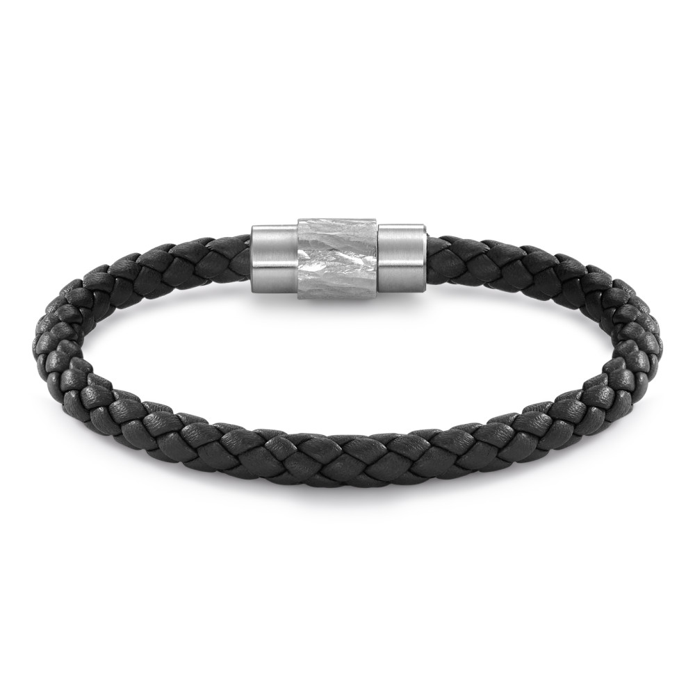 Armband Dieses Herren-Armband vereint robustes, geflochtenes Leder mit einem hochwertigen Edelstahlverschluss. Das zeitlose Design passt zu jedem Outfit und ist ideal für den modernen Mann, der Wert auf Stil und Qualität legt. Perfekt für den Alltag oder besondere Anlässe. 026.0300.D86.19