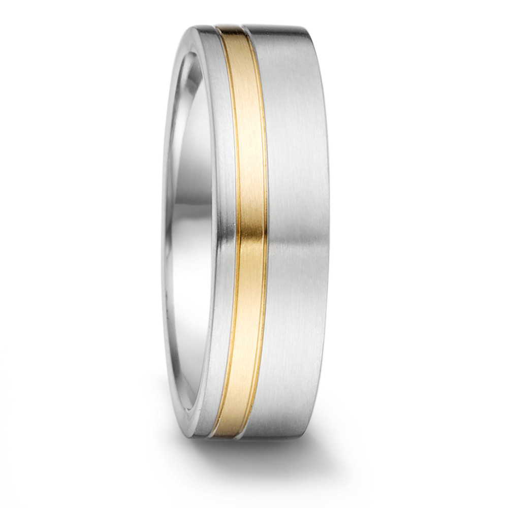 Partnerring Der TeNo Partnerring Tamor aus Edelstahl und 18-karätigem Gelbgold verleiht jedem Outfit einen puristischen, modernen Look und bietet dabei angenehmen Tragekomfort. Mit 6 mm Breite und 2 mm Materialstärke ist er ein zeitloses Schmuckstück für jeden Anlass. Designed und hergestellt in Deutschland, um langlebige Begleiter für Partnerschaft, Verlobung oder den Bund fürs Leben zu schaffen. 068.1300.D30.XX