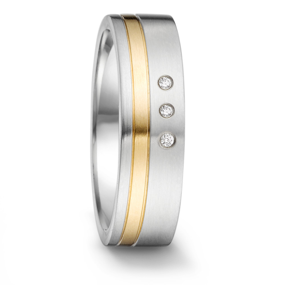 Partnerring Der Tamor Partnerring aus Edelstahl und 18-karätigem Gelbgold mit 3 funkelnden Diamanten von insgesamt 0,024 ct ist ein elegantes Schmuckstück. Die gelungene Optik aus matten und glänzend polierten Oberflächen verleiht ihm eine ansprechende Ästhetik. Mit 6 mm Breite und 2 mm Materialstärke bietet er angenehmen Tragekomfort und ist ein vielseitiger Begleiter für jeden Anlass. Designed and made in Germany. 068.13S01.D30.XX