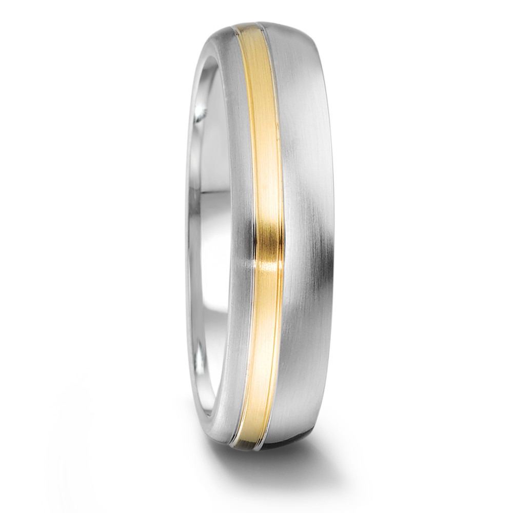 Partnerring Der TeNo Partnerring Tamor aus Edelstahl und 18-karätigem Gelbgold bietet nicht nur angenehmen Tragekomfort, sondern verleiht auch jedem Outfit einen puristischen, modernen Look. Mit seiner schlichten Eleganz ist das zweifarbige Modell ein zeitloses Schmuckstück für jeden Anlass. Der Ring hat eine Breite von 6 mm und eine Materialstärke von 2 mm und wurde mit dem Ziel entworfen und hergestellt, ein langlebiger Begleiter fürs Leben zu sein. 068.2100.D30.XX