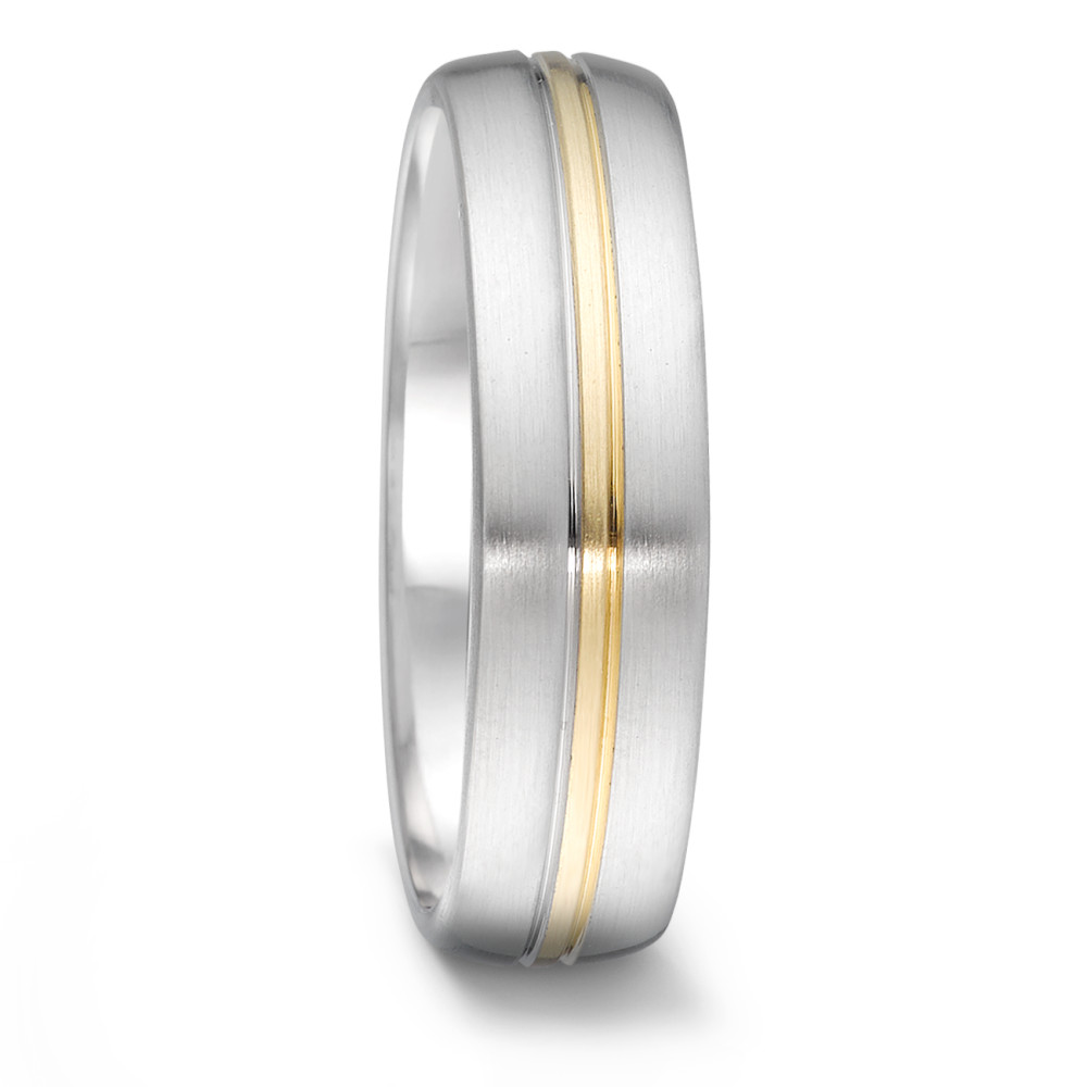 Partnerring Der TeNo Partnerring Tamor vereint Edelstahl und 18-karätiges Gelbgold zu einem puristischen, modernen Design. Er bietet angenehmen Tragekomfort und verleiht jedem Outfit eine zeitlose Eleganz. Der Ring hat eine Breite von 6 mm und eine Materialstärke von 2 mm. Die tief eingearbeitete und zentral positionierte Goldeinlage des Rings wurde mit dem Ziel entworfen und hergestellt, ein Schmuckstück zu sein, das ein Leben lang hält und begleitet. 068.2500.D50.XX