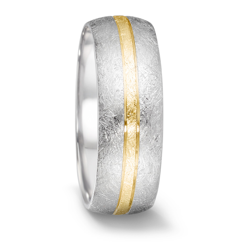 Partnerring Der Tamor Ring von TeNo ist ein handgefertigter Klassiker mit zeitlosem Design und hoher Qualität. Er bietet hohen Tragekomfort durch seinen weichen, halbrunden Querschnitt und polierte Innenwölbung. Die minimalistische Eleganz wird durch den schmalen Gelbgoldstreifen betont, der endlos um den eismatten Edelstahlring verläuft. Der Edelstahl Gold Partnerring ist ein perfektes Symbol für Beständigkeit und Eleganz in einer Partnerschaft und begleitet ein Leben lang für unvergessliche Momente. 068.2600.D56.XX