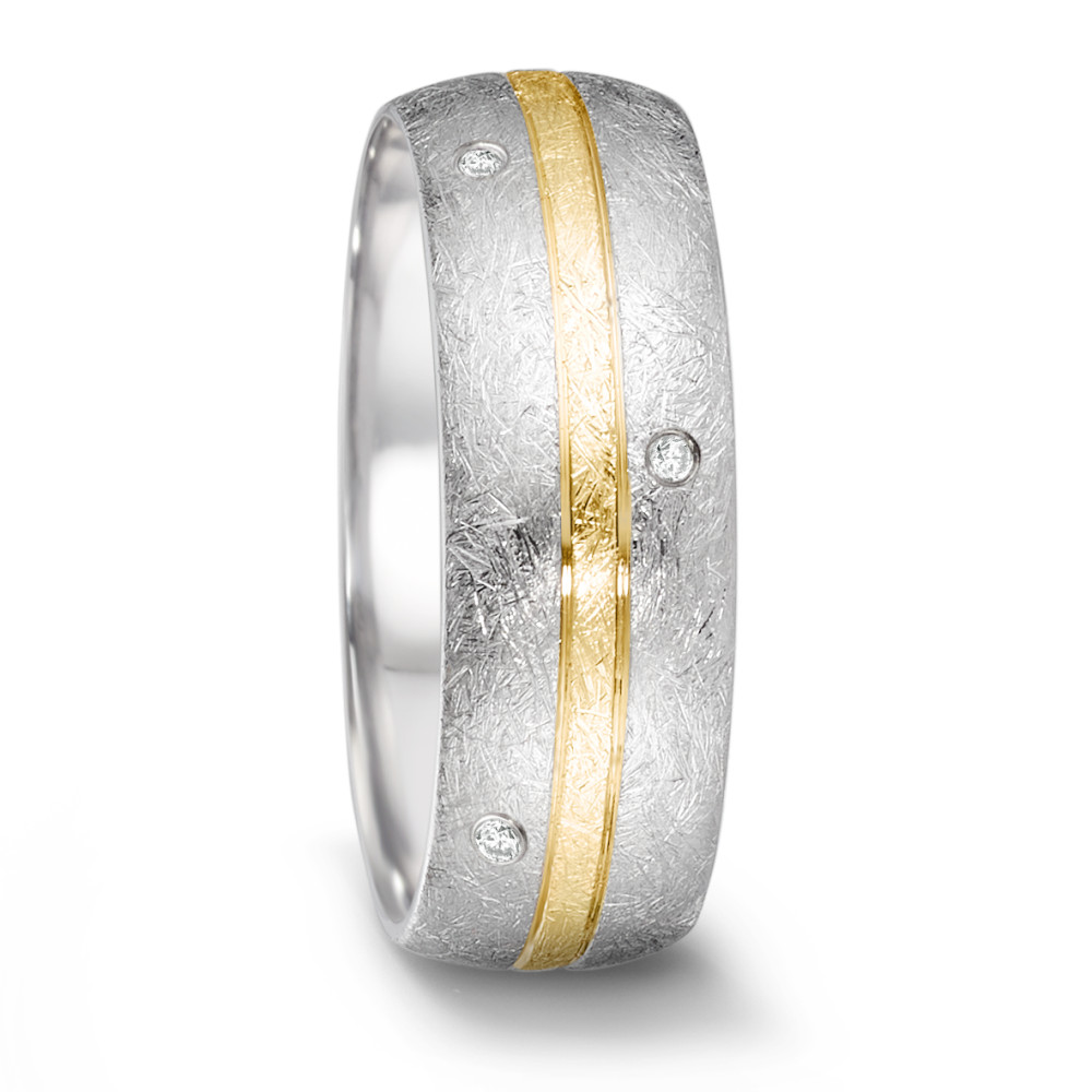 Partnerring Der handgefertigte Tamor Ring von TeNo vereint hohen Tragekomfort durch seinen weichen, halbrunden Querschnitt und polierte Innenwölbung mit zeitloser Eleganz und minimalistischem Design. Der schmale Gelbgoldstreifen, der endlos um den eismatten Edelstahlring verläuft, betont stilvoll die funkelnden Diamanten, die rundum versetzt gefasst sind. TeNo Partnerringe sind langlebige Begleiter für Freundschaft, Beziehung oder den Bund fürs Leben.  068.26S01.D56.XX