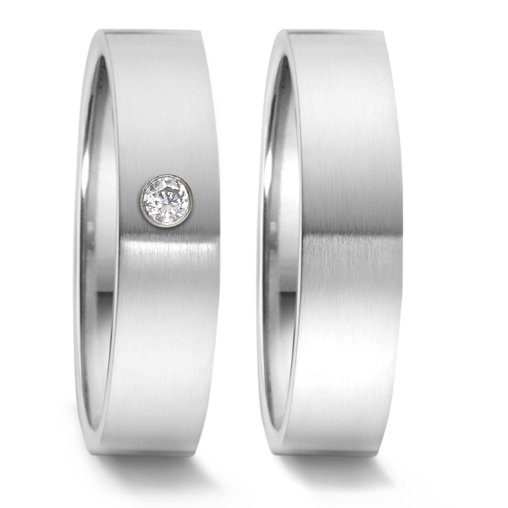 Partnerring Eleganter Damen-Partnerring aus hochwertigem Edelstahl mit mattem Finish. Dezenter, funkelnder Diamant in der Mitte, der dem Ring eine edle Note verleiht. Perfekt als Zeichen ewiger Verbundenheit – zeitlos schön und robust im Alltag. Ideal für Paare, die Wert auf Stil und Beständigkeit legen. 069.1314.XX