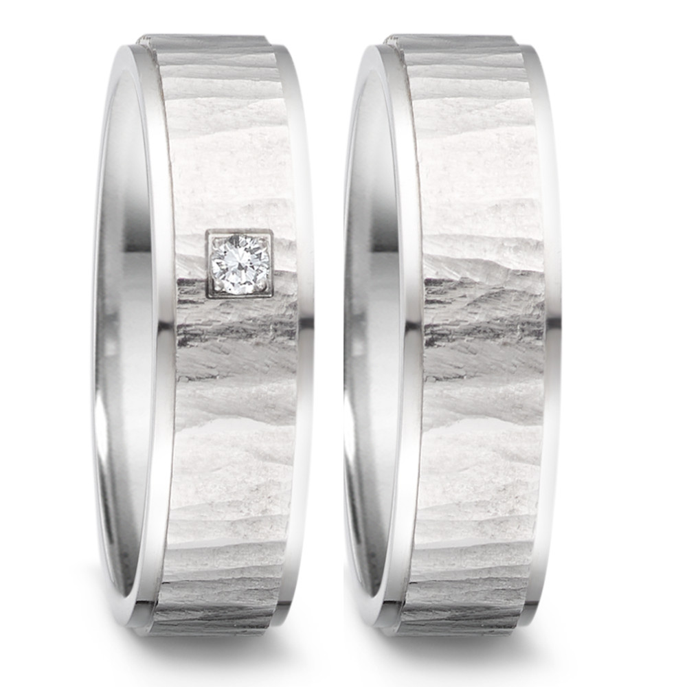 Partnerring Eleganter Damen-Partnerring aus hochwertigem Edelstahl mit markanter Hammerschlag-Optik. Im Mittelpunkt funkelt ein strahlender Diamant, der dem Ring zeitlose Eleganz und einen besonderen Glanz verleiht. Perfekt als Symbol für Verbundenheit und Liebe. 069.13P01.D86.XX