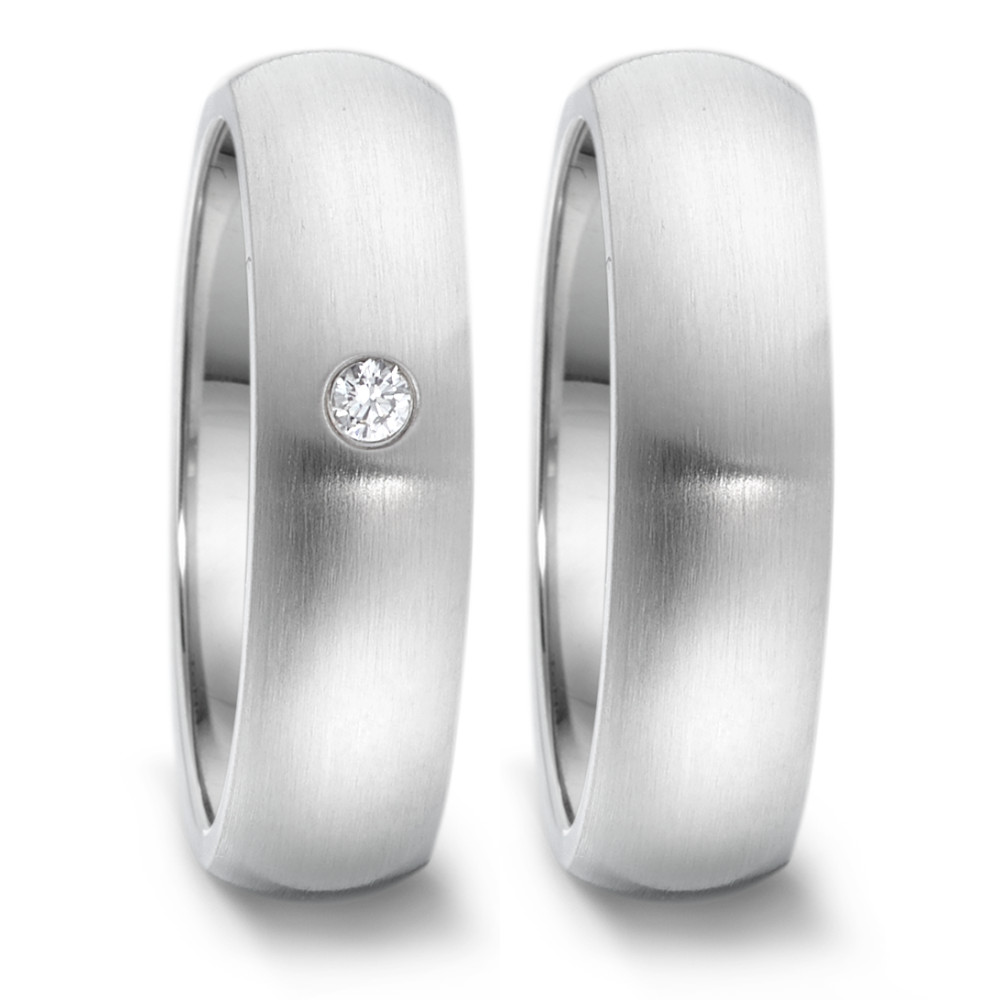 Partnerring Eleganter Damen-Partnerring aus hochwertigem, mattiertem Edelstahl mit funkelndem Diamanten. Dieser zeitlose Ring verbindet moderne Schlichtheit mit edlem Glanz – das perfekte Symbol für Ihre Partnerschaft. Robust, hautfreundlich und ideal für jeden Tag. 069.2114.XX
