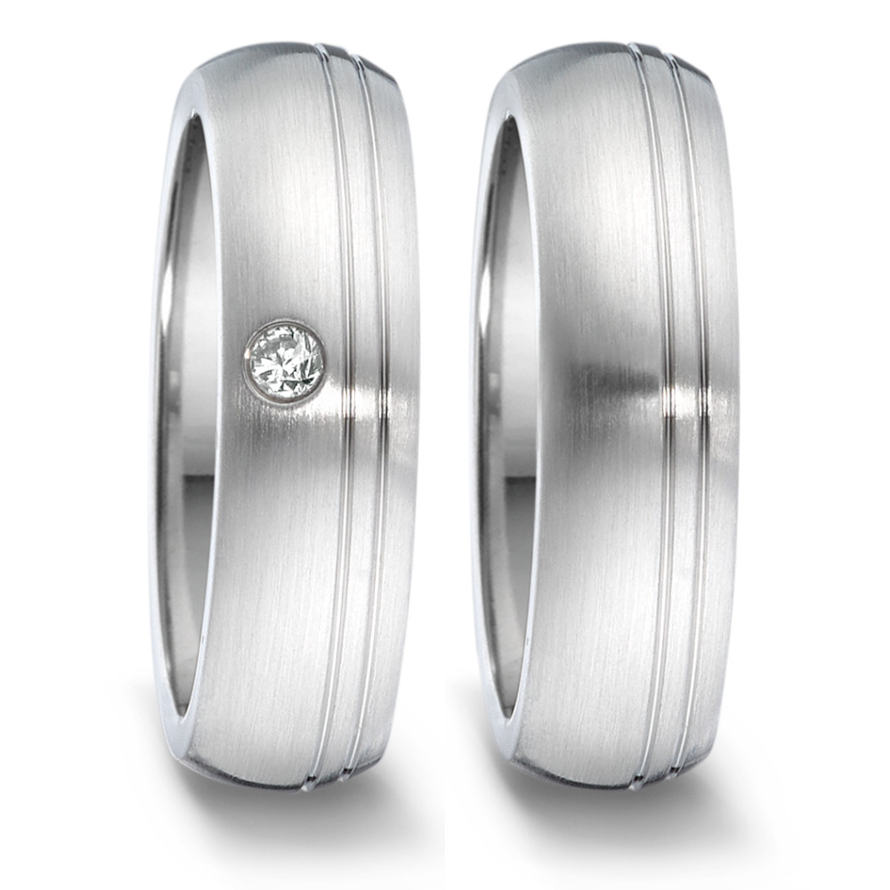 Partnerring Eleganter Damen-Partnerring aus hochwertigem Edelstahl mit matter Oberfläche. Dezente Doppelfassungslinien und ein funkelnder Diamant setzen feine Akzente. Zeitloses Design für ein stilvolles und langlebiges Symbol Ihrer Liebe. Perfekt für jeden Anlass. 069.2114.D29.XX