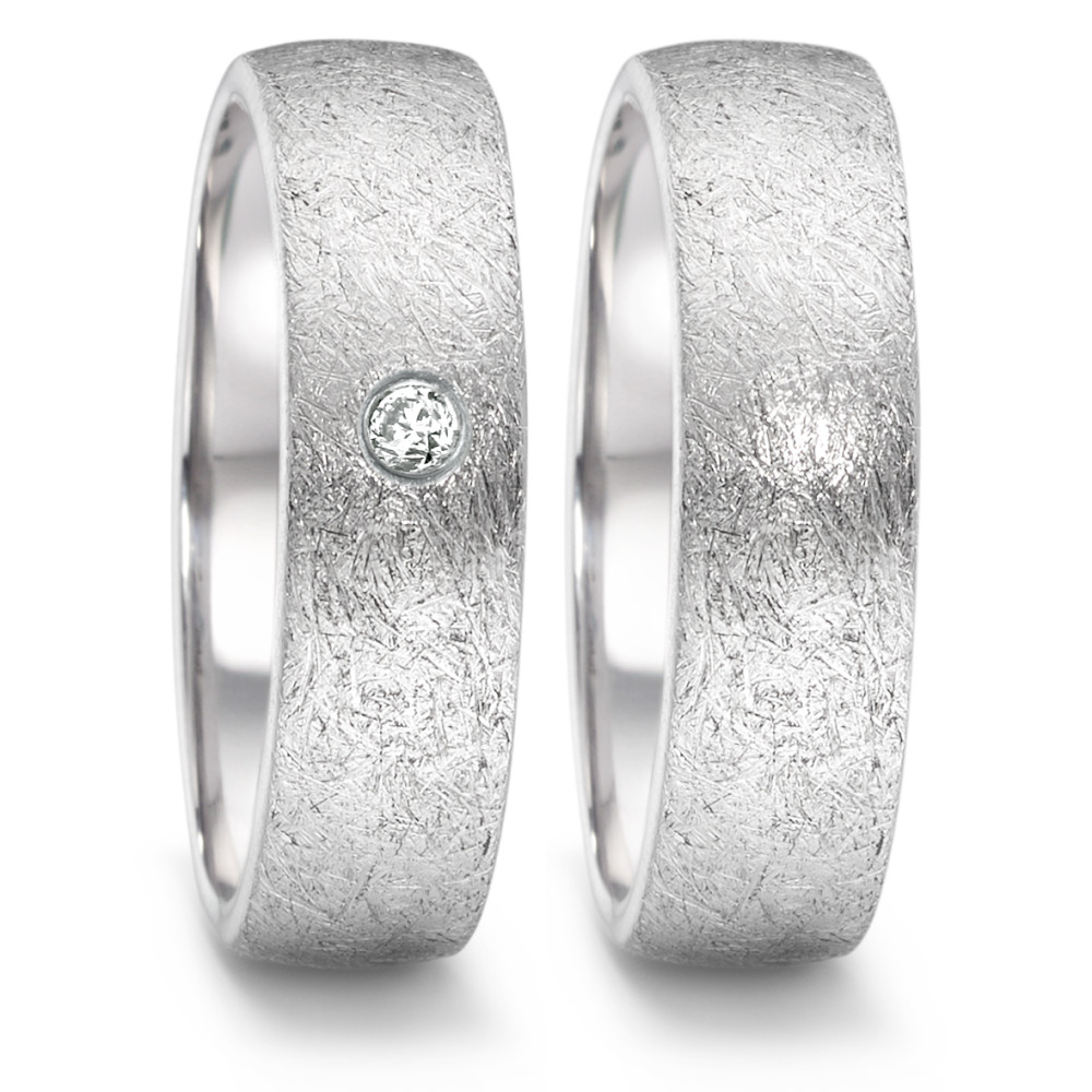 Partnerring Der TeNo Ring mit eismattem Finish und einem funkelnden Diamanten von 0,04 Carat beeindruckt durch seine Klarheit und Coolness und ist somit ein elegantes Schmuckstück für Puristen. Die Ringschiene ist außen und innen leicht bombiert und bietet einen angenehmen Tragekomfort. Durch das eismatte Finish, das jedem Ring eine unverwechselbare und robuste Optik verleiht, wird jeder Ring zu einem individuellen Einzelstück. 069.2514.D52.XX