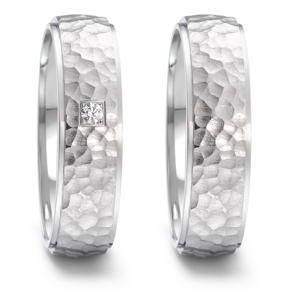 Partnerring Moderner Damen-Partnerring aus robustem Edelstahl mit faszinierender Hammerschlag-Optik. Ein funkelnder Diamant setzt einen eleganten Akzent und verleiht dem Ring zeitlose Schönheit. Perfekt für Paare, die Stil und Beständigkeit verbinden möchten. 069.25P01.D85.XX 6 mm