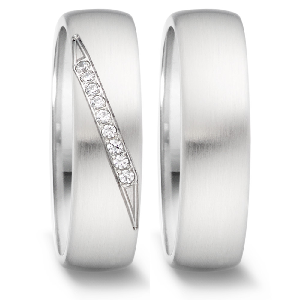 Partnerring Eleganter Damen-Partnerring aus hochwertigem Edelstahl mit mattem Finish. Verziert mit funkelnden Diamanten in einer modernen, schmalen Fassung, die dem Ring besonderen Glanz verleiht. Perfekt als Symbol für Liebe und Verbundenheit – zeitlos und robust für den Alltag. 069.25P07.XX