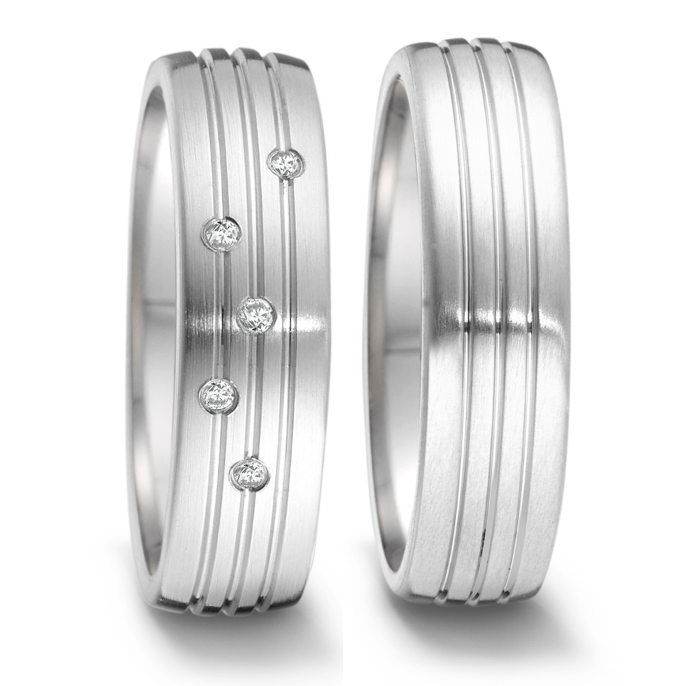 Partnerring Eleganter Damen-Partnerring aus hochwertigem Edelstahl mit sechs funkelnden Diamanten. Das moderne Design kombiniert mattierte und polierte Flächen, wodurch der Ring zeitlos und stilvoll wirkt – perfekt für besondere Momente und als Zeichen der Verbundenheit. 069.25S01.D53.XX MATTIERT!