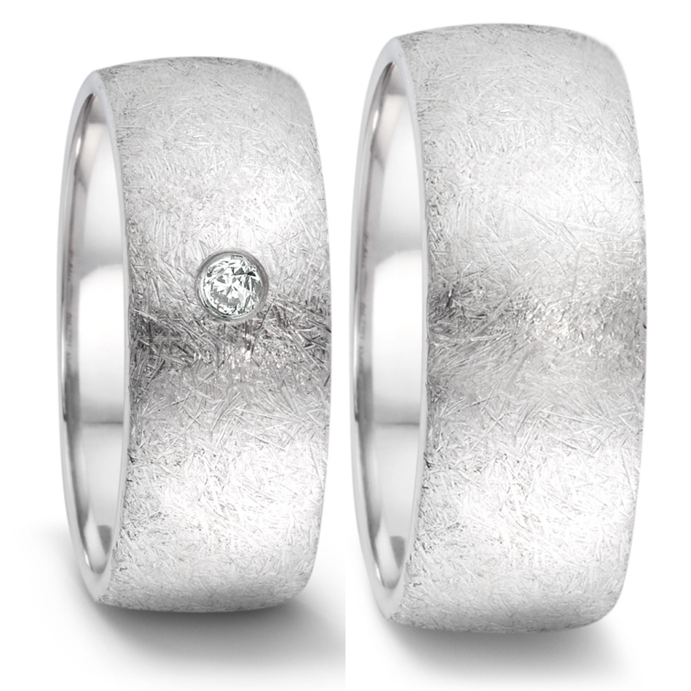 Partnerring Eleganter Damen-Partnerring aus hochwertigem Edelstahl mit matter Oberfläche und einem funkelnden Diamanten. Der zeitlose Schmuck verbindet Robustheit mit dezentem Luxus – perfekt für besondere Momente und die symbolische Verbindung zweier Herzen. 069.2617.D52.XX