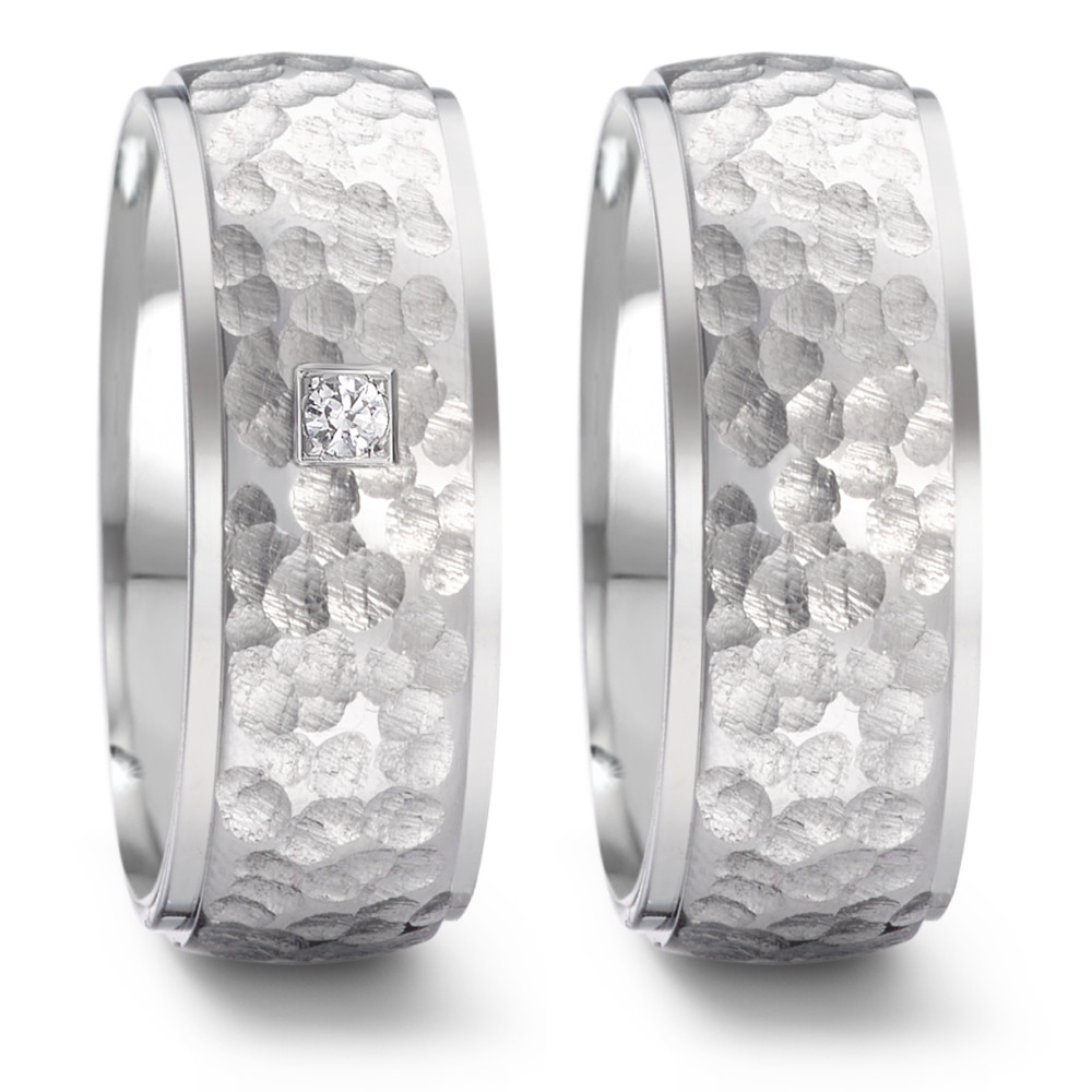 Partnerring Eleganter Damen-Partnerring aus hochwertigem Edelstahl mit hammergeschmiedeter Oberfläche. Veredelt durch einen funkelnden Diamanten, vereint er moderne Robustheit mit zeitloser Eleganz – perfekt für besondere Momente und dauerhafte Verbundenheit. 069.26P01.D85.XX