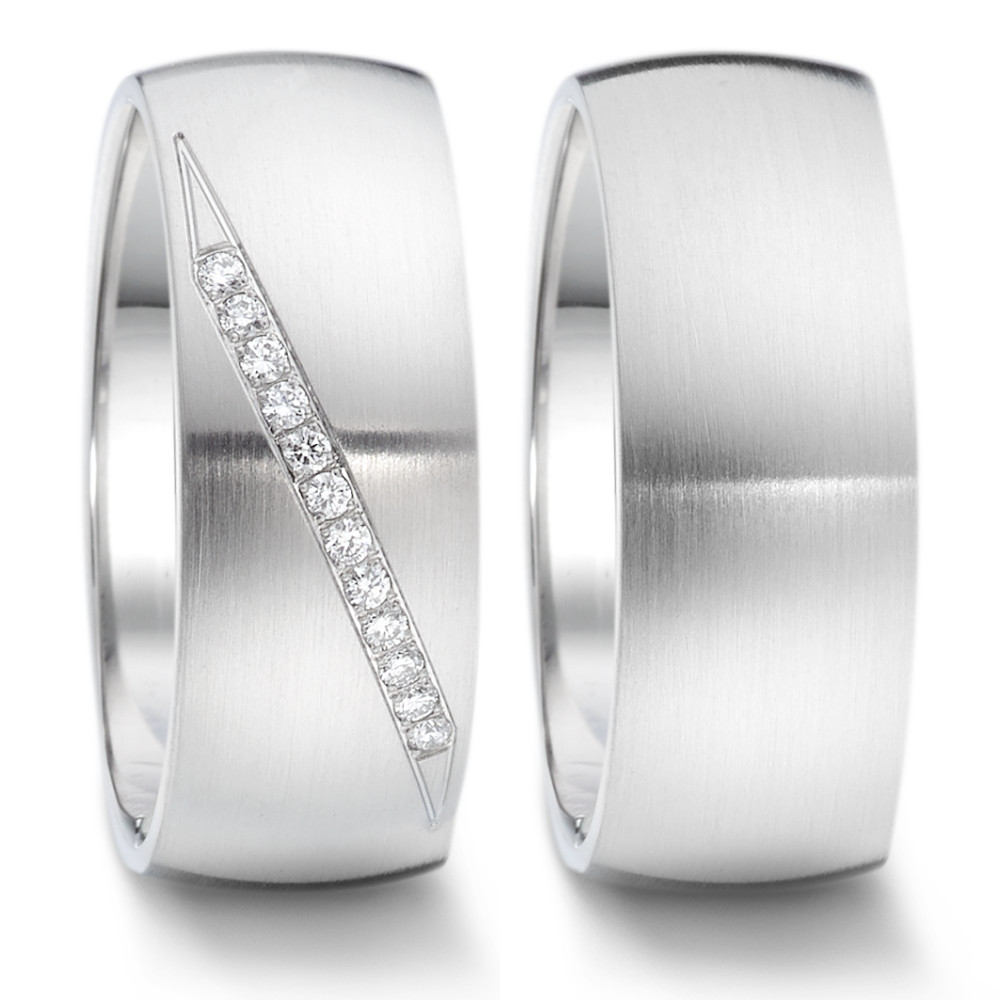 Partnerring Wir präsentieren unseren exquisiten Ring, der speziell für Damen entworfen wurde! Dieses atemberaubende Stück ist aus hochwertigem Edelstahl gefertigt und mit 12 TW-SI-Diamanten von insgesamt 0,096 ct besetzt. Die Breite beträgt 8 mm, und die Oberfläche ist mattiert. Jeder Ring wird in Deutschland hergestellt und wird mit Sicherheit ein begehrtes Stück in Ihrer Sammlung werden. Holen Sie sich Ihren Fingerring noch heute und zeigen Sie Ihren einzigartigen Stil! 069.26P07.XX