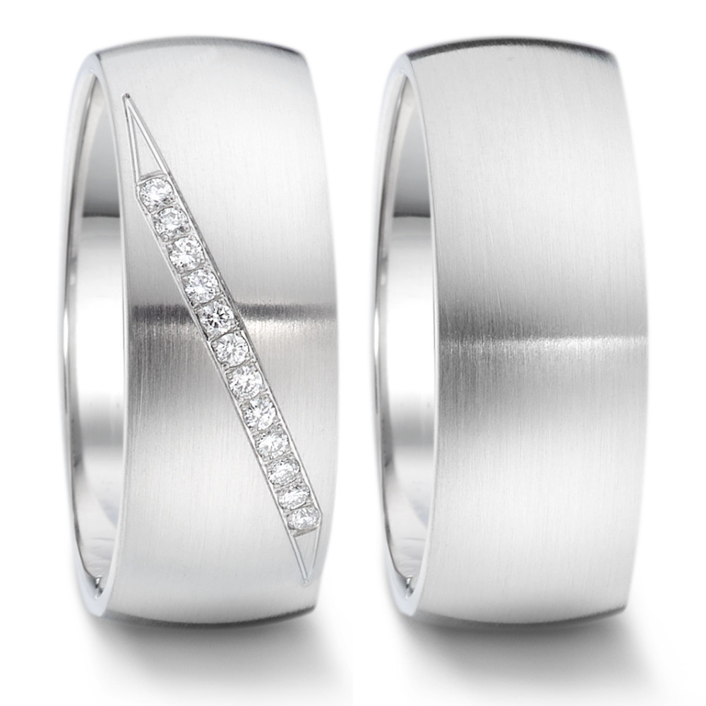 Fingerring Eleganter Damen Fingerring aus hochwertigem Edelstahl mit moderner, breiter Form. Dezente Diamanten sind diagonal eingelassen und verleihen dem Ring einen stilvollen Glanz. Perfekt für den Alltag oder besondere Anlässe, langlebig und zeitlos schön. 069.26P07.XX