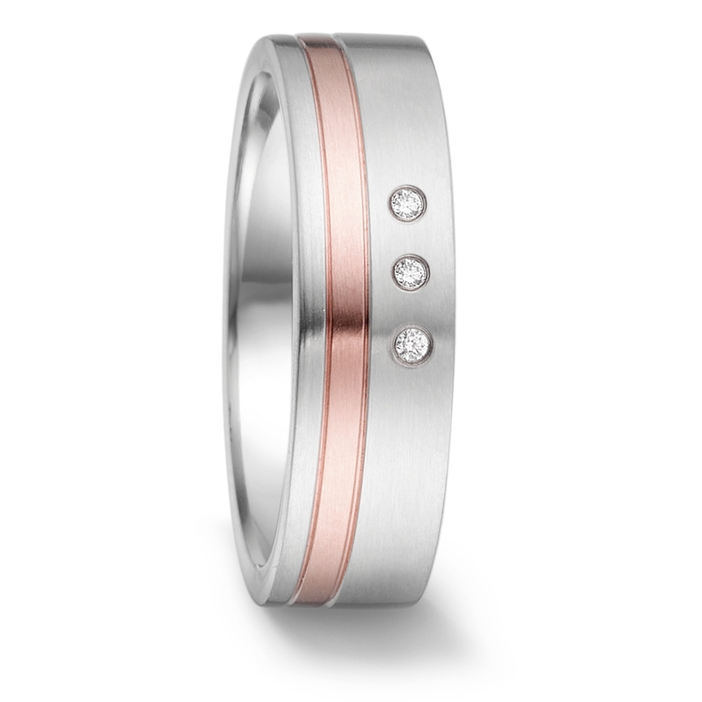 Fingerring Der TeNo Partnerring Tamor aus Edelstahl und 18-karätigem Roségold verbindet pures Design mit funkelnden Akzenten durch 3 Diamanten von insgesamt 0,024 ct. Mit 6 mm Breite und 2 mm Materialstärke ist dieser Ring ein zeitloses Schmuckstück mit kostbaren Details. Designed und hergestellt in Deutschland, um langlebige Begleiter für Partnerschaft, Verlobung oder den Bund fürs Leben zu schaffen. 068.13S01.D30RG.XX