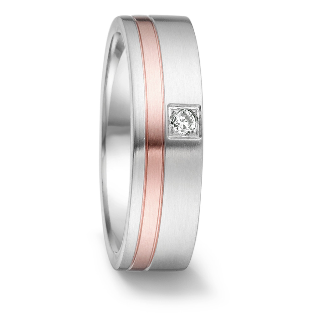 Partnerring Der TeNo Partnerring Tamor aus Edelstahl und 18-karätigem Roségold verbindet pures Design mit funkelnden Akzenten durch einen Diamanten im Gewicht von 0,04 ct. Der matte Schimmer verleiht dem Ring eine besondere Zurückhaltung und lässt das Metall besonders sanft und weich erscheinen. Ob als Symbol für Beständigkeit in einer Beziehung oder als individuelles Statement ist er eine exzellente Wahl für alle, die etwas Einzigartiges suchen. 068.13P01.D30RG.XX