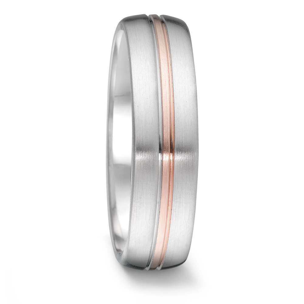 Partnerring Die tief eingearbeitete und zentral positionierte Einlage aus 18 Karat Roségold bei diesem TeNo-Partnerring unterstreicht die hochwertige Qualität des Schmuckstücks im puristischen und modernen Design. Dabei bietet er nicht nur angenehmen Tragekomfort, sondern verleiht auch jedem Outfit eine zeitlose Eleganz. Dieser Ring aus der TeNo Kollektion Tamor wurde als treuer Begleiter fürs Leben in Deutschland entworfen und hergestellt. 068.2500.D50RG.XX