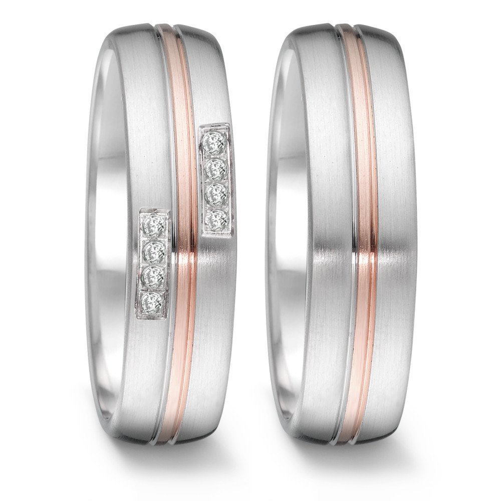 Partnerring Der TeNo-Partnerring kombiniert hochwertige Materialien wie Edelstahl und 18 Karat Gold mit funkelnden Diamanten in einem hübschen Pavé Diamant Design und wird damit zu einem eleganten Schmuckstück. Die Roségoldeinlage zwischen den Diamanten macht diesen Ring zum idealen Begleiter für Partnerschaft, Verlobung oder den Bund fürs Leben. Die Comfort Fit Ringschiene bietet nicht nur angenehmen Tragekomfort, sondern verleiht auch jedem Outfit einen luxuriösen, modernen Look. 068.25P01.D50RG.XX