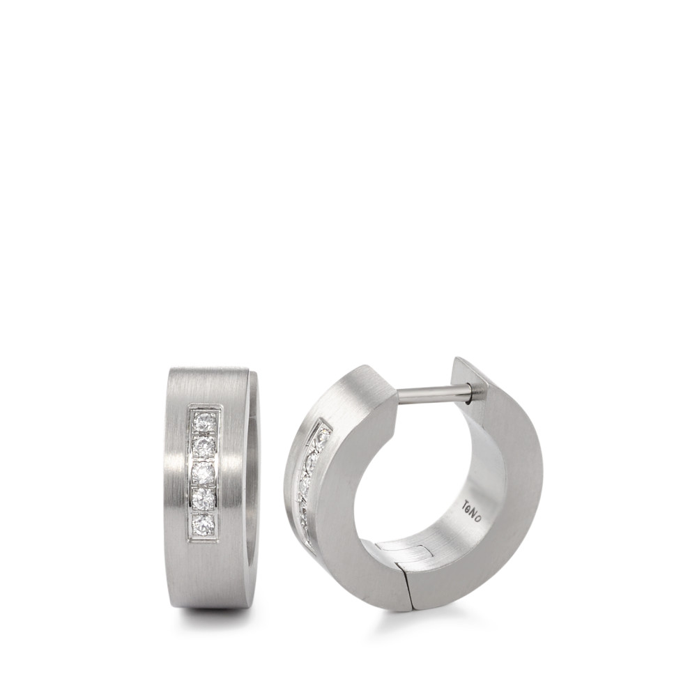 Klappcreolen Wir präsentieren modische, Klappcreolen, die in Deutschland aus rostfreiem Stahl hergestellt werden. Mit 10 TW-SI Diamanten haben diese Ohrringe ein Gesamtgewicht von 0,08 ct und messen 4 mm in der Breite und 13 mm im Durchmesser. Zeigen Sie noch heute Ihren Stil mit diesen schönen Ohrringen! 039.14P01.00