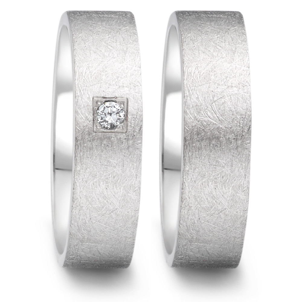 Partnerring Eleganter Damen-Partnerring aus hochwertigem Edelstahl mit matter Oberfläche. Der schlichte Ring ist mit einem funkelnden Diamanten verziert und symbolisiert zeitlose Verbundenheit. Perfekt für besondere Momente und als Zeichen der Liebe. Pflegeleicht und langlebig. 069.13P02.D52.XX