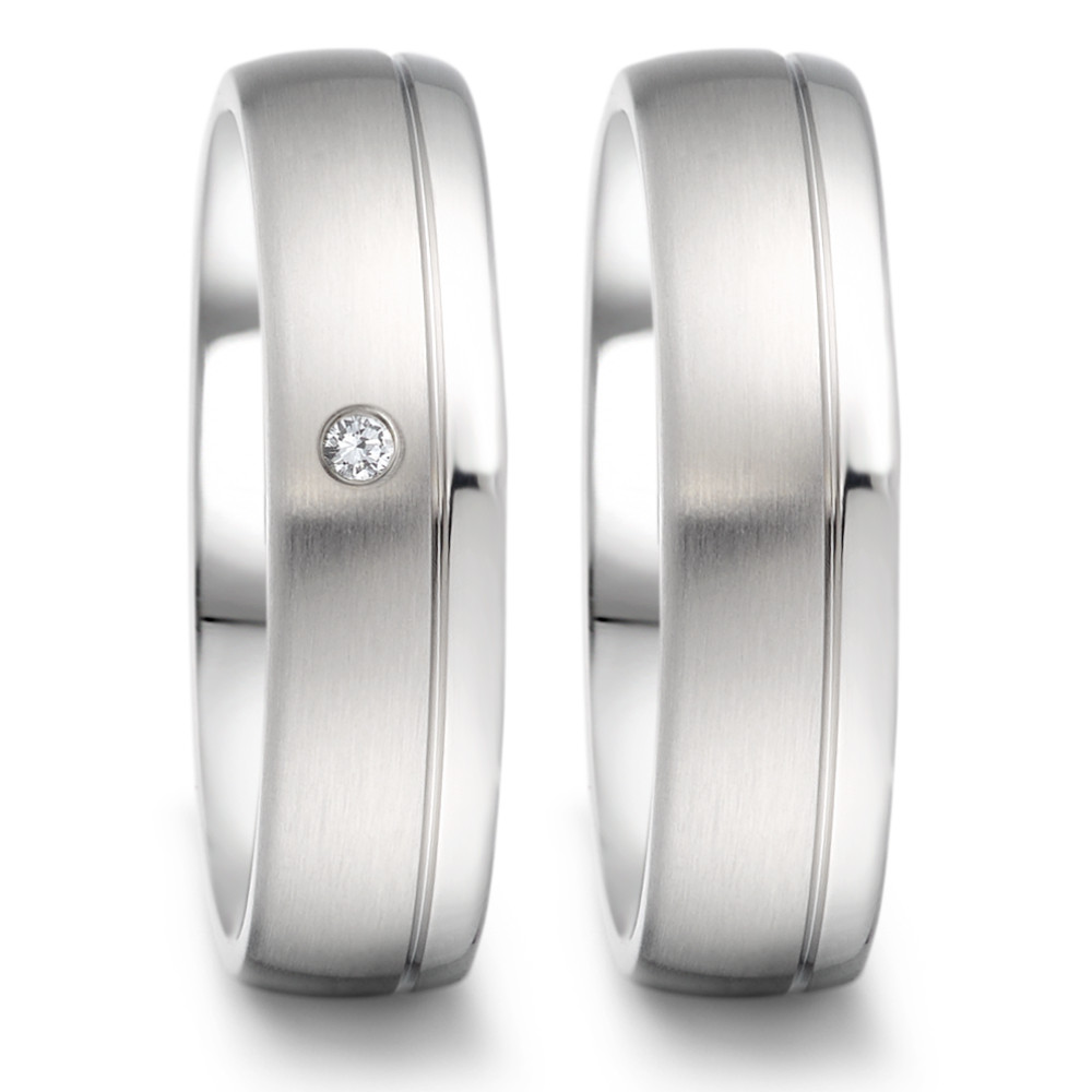 Partnerring Eleganter Damen Partnerring aus hochwertigem Edelstahl mit mattem Finish. Der dezente Diamant setzt einen funkelnden Akzent und verleiht dem Schmuckstück zeitlose Schönheit. Perfekt als Symbol für Liebe und Verbundenheit – robust und stilvoll zugleich. 069.2512.D58.XX