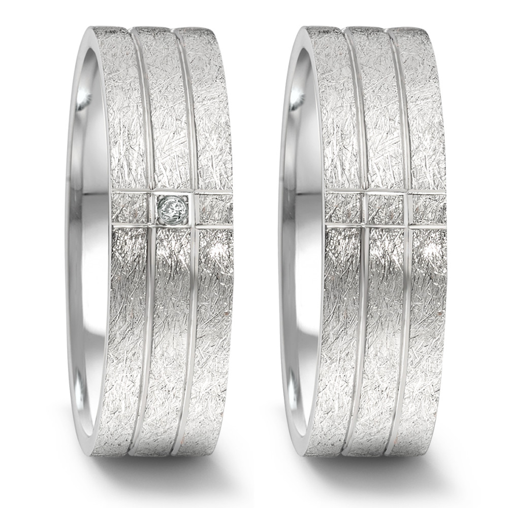 Partnerring Moderner Damen-Partnerring aus hochwertigem Edelstahl mit strukturierter Oberfläche. Veredelt wird der Ring durch einen funkelnden, kleinen Diamanten, der für zeitlose Eleganz und besondere Momente sorgt. Perfekt für Paare, die das Besondere lieben. 069.33P01.D54.XX