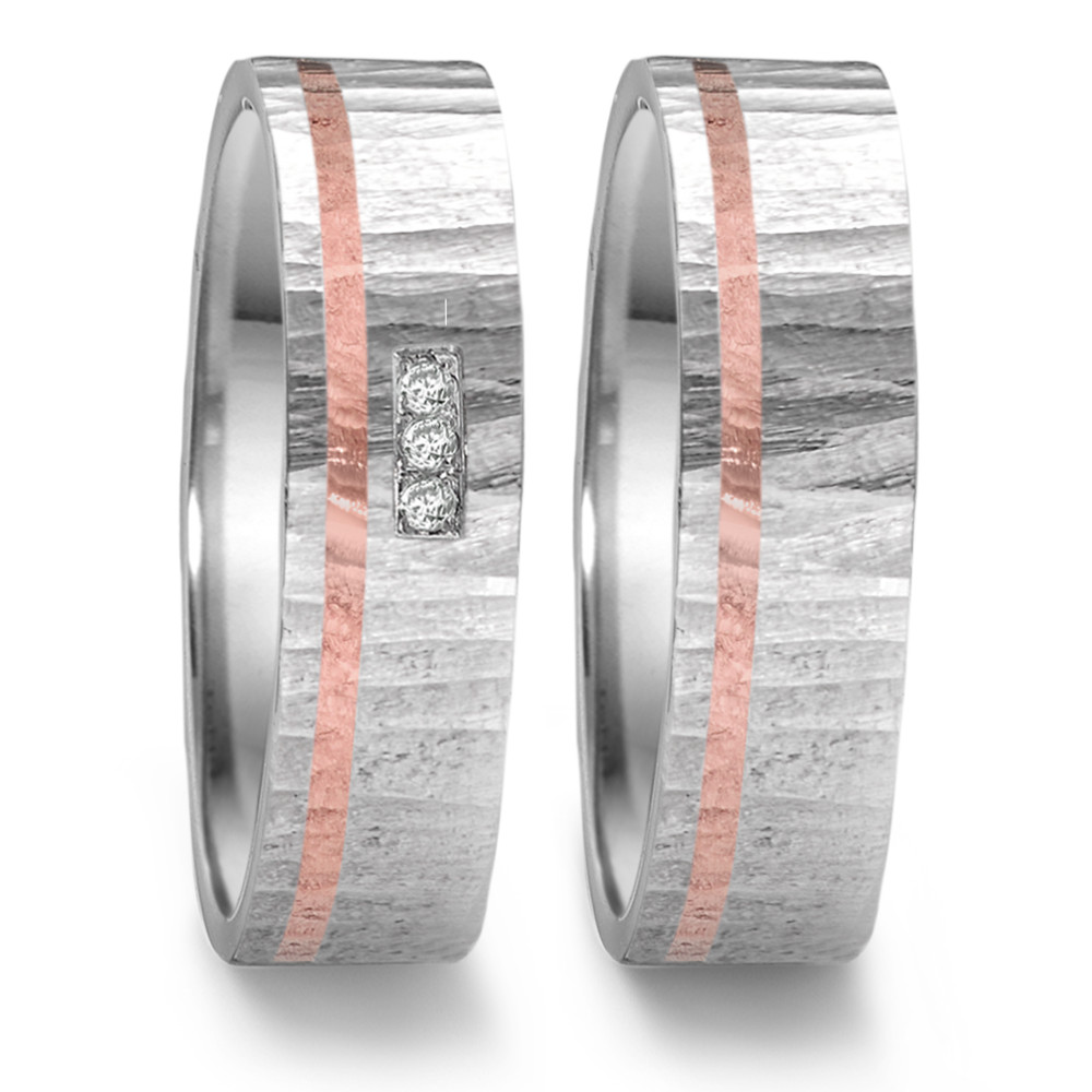 Partnerring Dieser individuelle Partnerring aus der Oaktree Linie von TeNo besticht durch seine besondere Struktur, die symbolisiert, dass große Veränderungen oft mit kleinen Schritten beginnen - genau wie das Sprichwort "Mächtige Eichen wachsen aus kleinen Eicheln" besagt. Hergestellt aus Edelstahl mit Roségold in Deutschland und mit drei funkelnden Diamanten in einer Pavé-Fassung veredelt, ist er ein wunderschönes Symbol für die Liebe und Verbundenheit zweier Menschen. 468.13P03.D30RG.XX