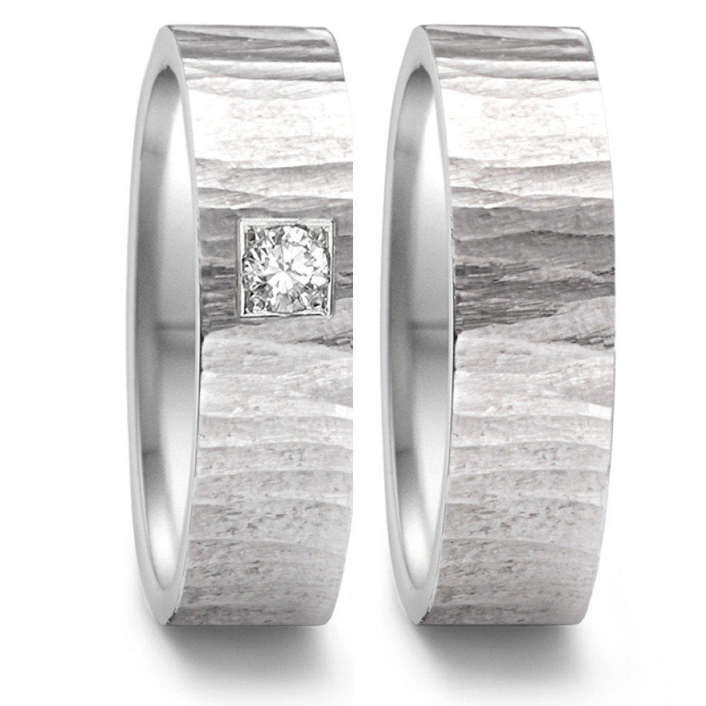 Partnerring Eleganter Damen Partnerring aus hochwertigem Edelstahl mit edlem Diamanten. Die einzigartige Hammerschlag-Oberfläche verleiht dem Ring modernen Charme und zeitlose Eleganz. Perfekt als Symbol für Ihre Verbundenheit und stilvolles Accessoire für jeden Tag. 469.13P01.XX
