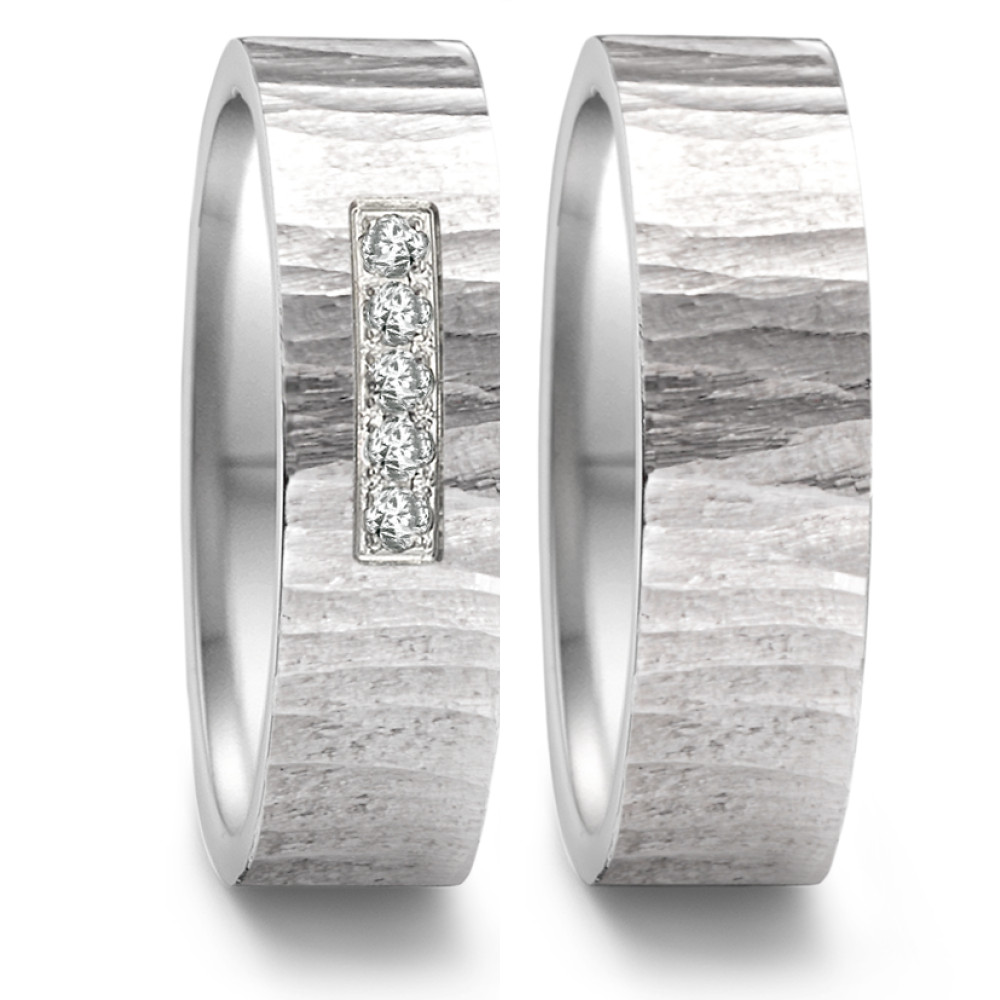 Partnerring Eleganter Damen Partnerring aus hochwertigem Edelstahl mit matter, strukturierter Oberfläche. Verziert mit fünf funkelnden Diamanten, die zeitlose Eleganz und Liebe symbolisieren. Perfekt als Geschenk für besondere Momente und für den täglichen stilvollen Tragekomfort. 469.13P05.XX