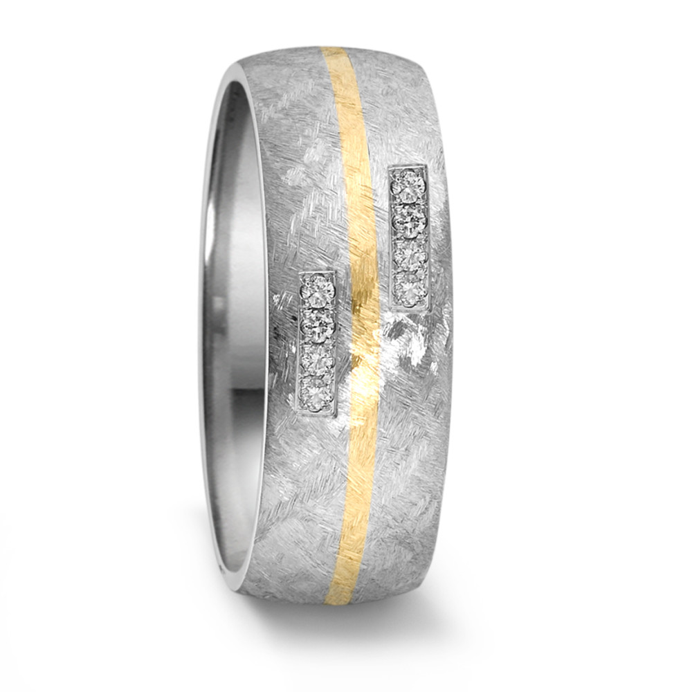 Partnerring Dieser TeNo Ring mit 8 Diamanten symbolisiert auf einzigartige Weise, wie unsere Erfahrungen unser Leben prägen. Die markante Criss-Cross-Struktur erinnert an die Kreuzung unserer Wege, während das warme Gelbgold dem Ring eine stilvolle Note verleiht. Ob als Symbol für Beständigkeit in einer Beziehung oder als individuelles Statement - dieser Ring ist perfekt für anspruchsvolle Menschen, die das Besondere suchen. Entworfen und hergestellt in deutscher Manufaktur. 568.26P08.D50.XX