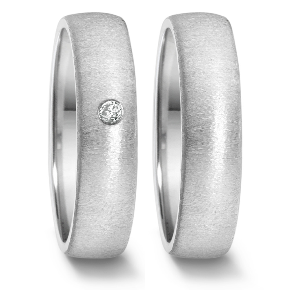 Partnerring Eleganter Damen-Partnerring aus hochwertigem Edelstahl mit mattierter Oberfläche. Veredelt wird das Schmuckstück durch einen funkelnden Diamanten, der zeitlose Schönheit und Stil vereint. Perfekt als Symbol für Liebe und Verbundenheit. Robust und langlebig. 669.2514.XX