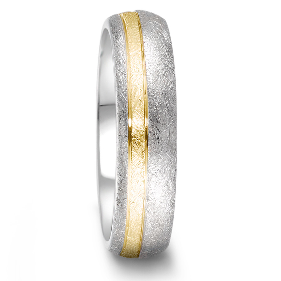 Partnerring Dieser elegante Ring aus der Tamor Partner Kollektion von TeNo vereint puristisches Design mit zeitlosem Stil. Die Kombination aus Edelstahl und 750er Gelbgold mit eismattem Finish erinnert an einen zugefrorenen See und spricht vor allem diejenigen an, die Luxus im Understatement suchen. Die gewölbte Ringschiene mit markanter Oberfläche und die individuelle, handgefertigte Kunstfertigkeit machen diesen Ring zu einem zeitlosen Schmuckstück. 368.2100.D30.XX