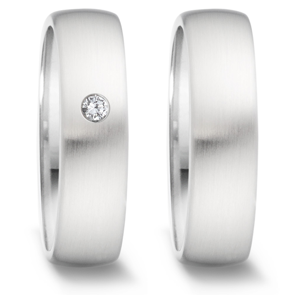 Partnerring Eleganter Damen-Partnerring aus hochwertigem Edelstahl mit mattierter Oberfläche. Veredelt wird das Design durch einen funkelnden, eingelassenen Diamanten, der dem Ring eine besondere Note verleiht. Perfekt als Symbol für Liebe und Verbundenheit. 069.2514.XX
