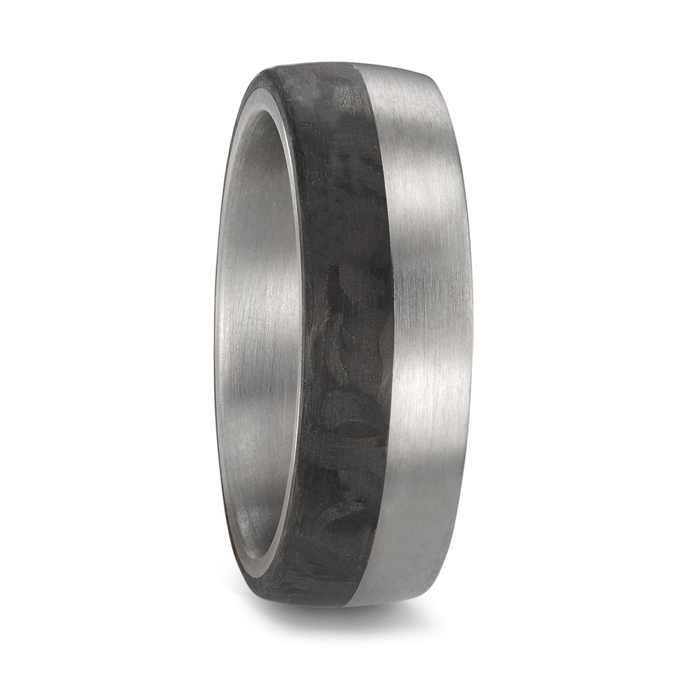 Partnerring Dieser Herren-Partnerring von TeNo vereint die Stärke von Edelstahl mit der Eleganz von schwarzem Carbon. Die leicht bombierte Innen- und Aussengestaltung des markanten 6,5 mm breiten Rings mit einer Materialstärke von 2,5mm sorgt für Tragekomfort, während die sanft mattierte Oberfläche des Edelstahls einen subtilen Glanz bietet. Das Carbon präsentiert sich mit einer wolkigen Textur, die jedem Ring einen einzigartigen Charakter verleiht. Hergestellt in Deutschland, symbolisiert dieser Partner-/Freundschafts-Ring die perfekte Verbindung von Innovation und Tradition. 59655/003/000/1060