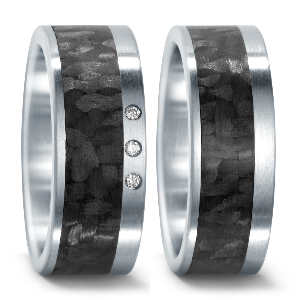 Partnerring Gönnen Sie sich etwas Besonderes mit diesem wunderschönen Ring für Damen aus Edelstahl. Carbon ist mit einer atemberaubenden Kombination aus drei W-SI-Diamanten von je 0,03 ct und einem Gesamtgewicht von 0,09 ct verschmolzen. Dieser Ring hat eine Breite von 8 mm und ist mattiert für einen einzigartigen Look. Mit Präzision in Deutschland gefertigt, wird dieser Ring sicher zu einem zeitlosen Schmuckstück. 