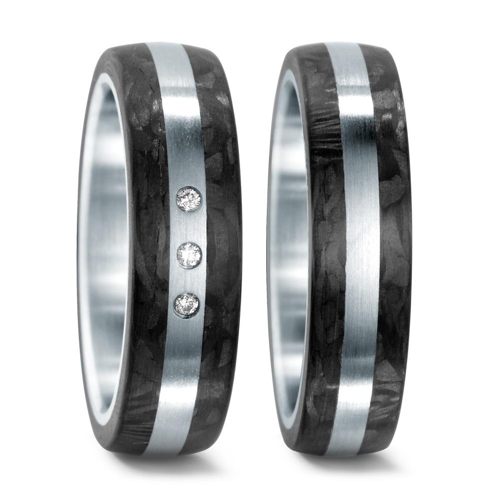 Partnerring Eleganter Damen-Partnerring aus robustem Edelstahl mit edlem Carbon-Inlay. Veredelt wird das Design durch einen schmalen Streifen aus mattem Edelstahl und drei funkelnde Diamanten. Perfekt für stilbewusste Frauen, die moderne Eleganz schätzen.
