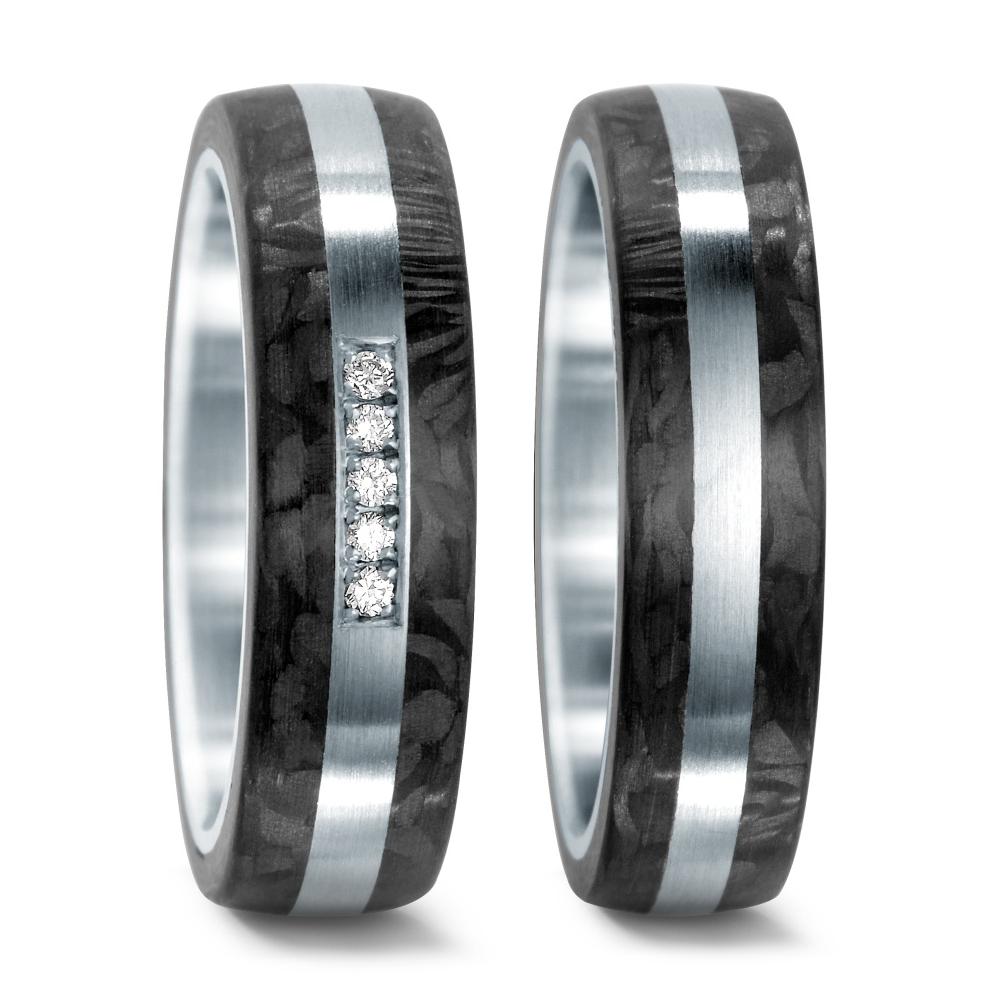 Partnerring Eleganter Damen Partnerring aus hochwertigem Edelstahl und einzigartigem Carbon. Die matte Metall-Einlage verleiht dem Ring modernen Charme, während fünf funkelnde Diamanten für einen edlen Akzent sorgen. Perfekt als Symbol für Liebe und Verbundenheit.