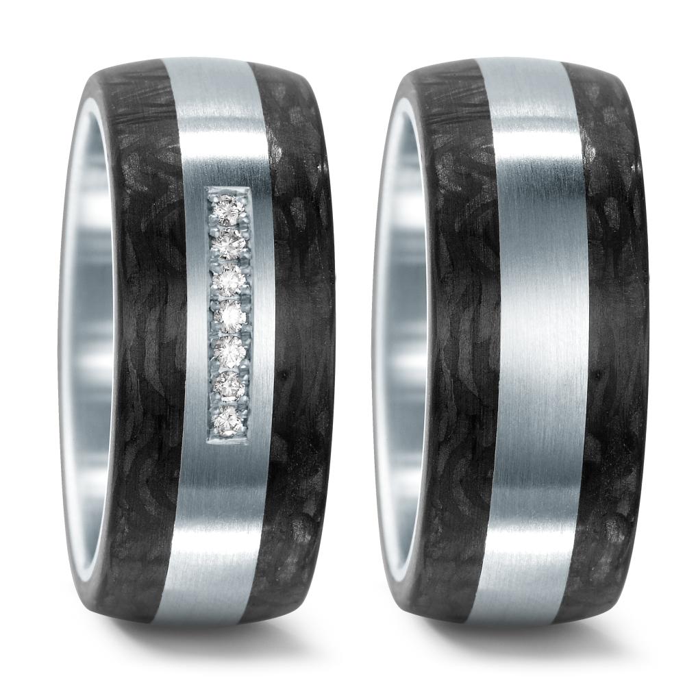 Fingerring Eleganter Damen Fingerring aus robustem Edelstahl, veredelt mit edlem Carbon und funkelnden Diamanten. Das moderne Design vereint Stil und Komfort, perfekt für den täglichen Gebrauch oder besondere Anlässe. Ein zeitloses Schmuckstück, das Blicke auf sich zieht.