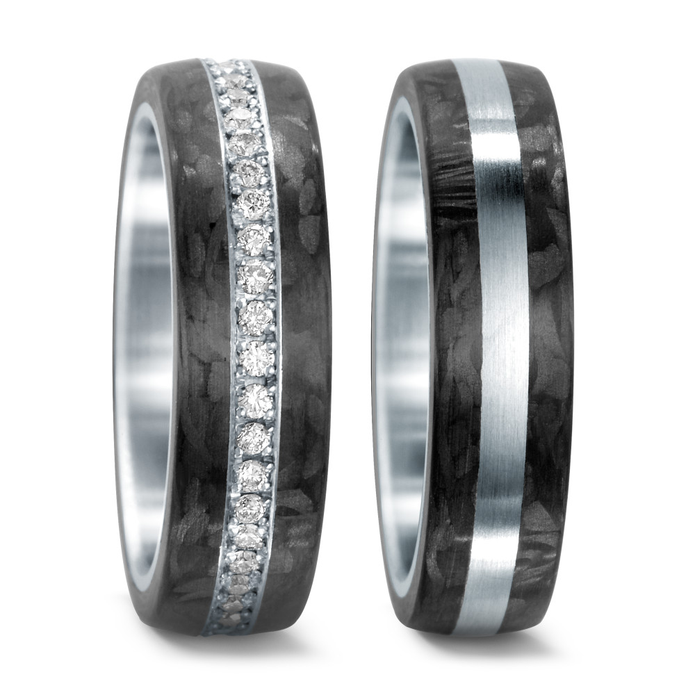 Memory Ring Eleganter Damen Memory Ring aus hochwertigem Edelstahl mit edlem Carbon-Inlay. Im Zentrum funkelnd eine Reihe strahlender Diamanten, die dem Ring zeitlosen Glanz und besondere Leichtigkeit verleihen. Perfekt für stilbewusste Frauen, die Qualität und Design schätzen.