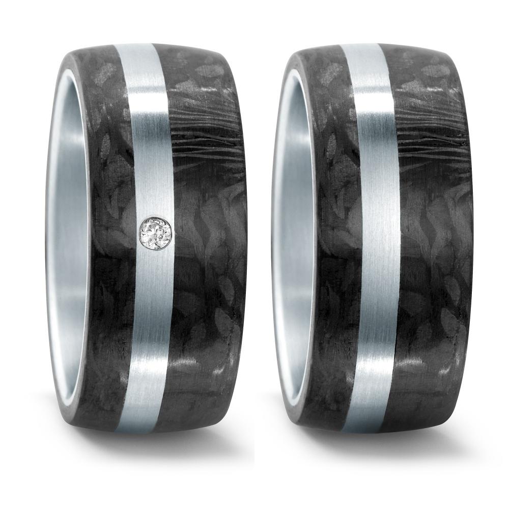 Fingerring Moderner Damenring aus hochwertigem Edelstahl mit eleganter Carbon-Optik. Ein matt glänzender Mittelstreifen verleiht dem Ring Stil, ergänzt durch einen funkelnden Diamanten. Perfekt für Frauen, die zeitlose Eleganz und innovative Materialien schätzen.