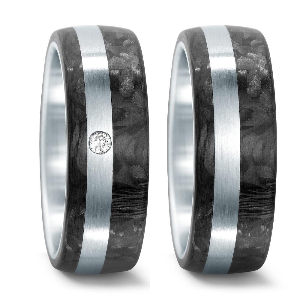 Partnerring Moderner Damen-Partnerring aus robustem Edelstahl mit elegantem Carbon-Inlay. Ein funkelnder Diamant setzt einen edlen Akzent und verleiht diesem Ring zeitlose Schönheit und Stil – perfekt für den besonderen Moment zu zweit.